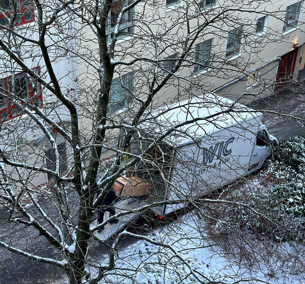 Vi lastar en flyttbil en kall januari morgon, vi är din flyttfirma i göteborg .